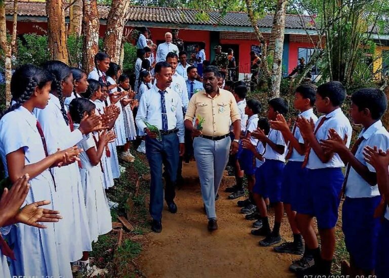 பிரதி அமைச்சரின் அதிரடி நடவடிக்கையால் ஹட்டன் பஸ் நடத்துனர் உடனடி பணி இடை நிறுத்தம்!