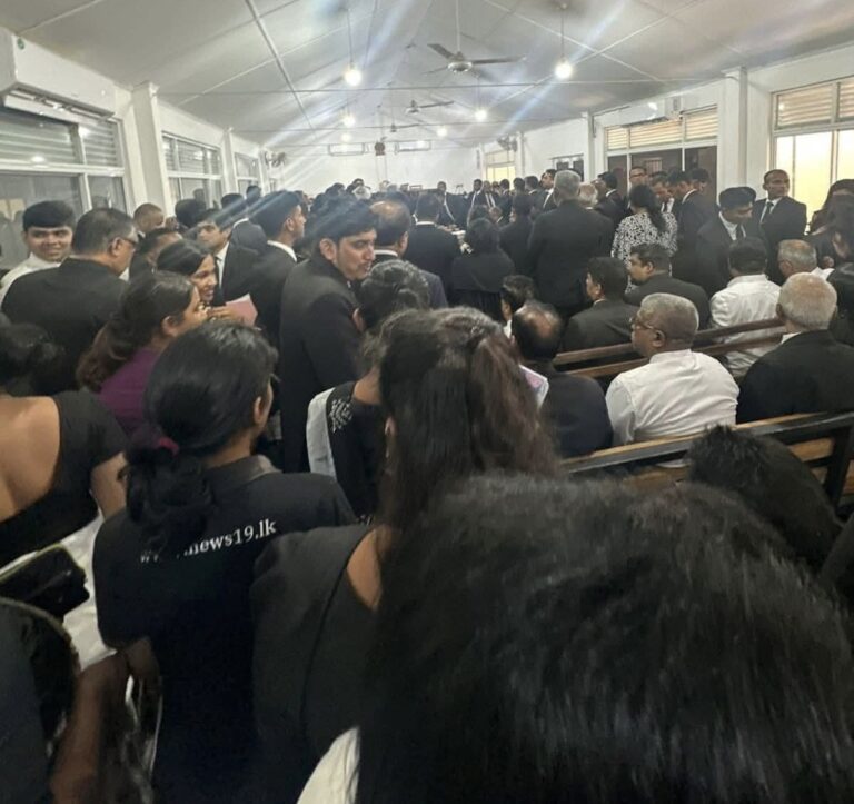 ரணிலுக்கு ஆதரவாக குவிந்துள்ள சட்டத்தரணிகள்