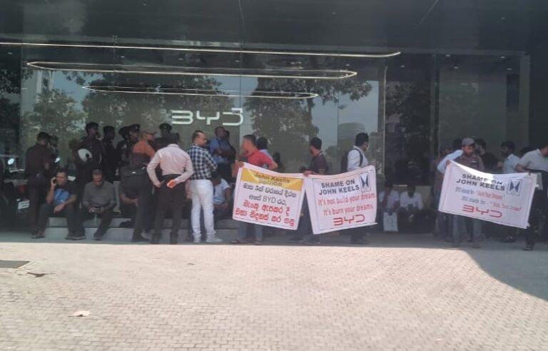 ஜான் கீல்ஸ் சிஜி ஆட்டோ பிரைவேட் லிமிடெட்டின் BYD வாகன ஷோரூம் முன் போராட்டம்