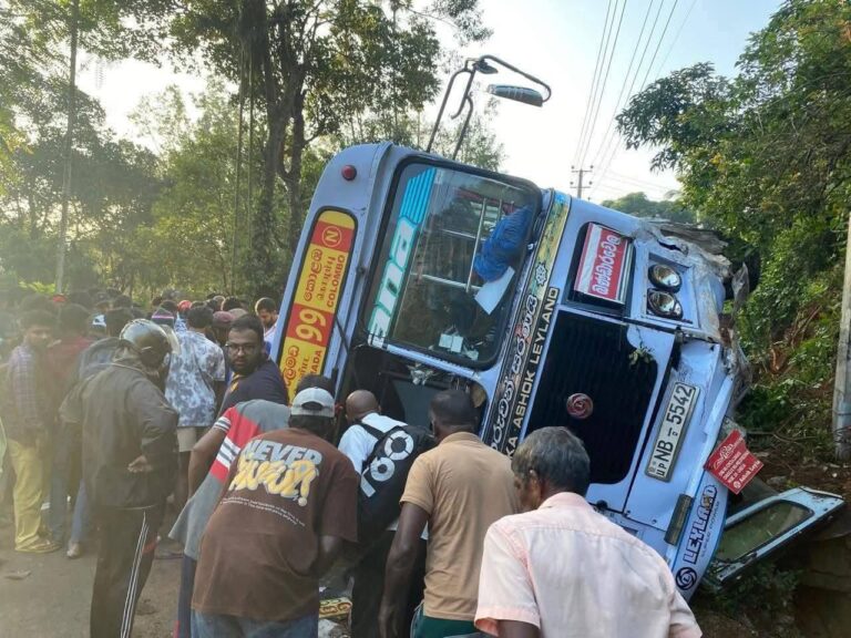 பஸ் கவிழ்ந்து சாரதி பலி