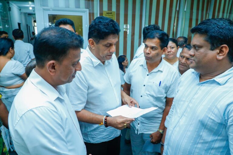 நந்தன குணதிலக்க உடலுக்கு சஜித் இறுதி அஞ்சலி